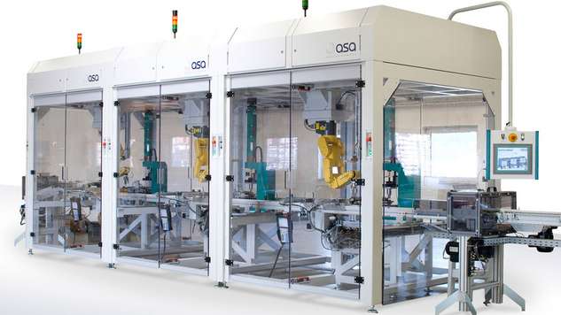 Montagelinie bestehd aus drei Roboterzellem mit drei Pressenstationen