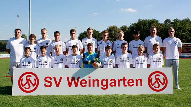 Mannschaft U 15 des SV Weingarten in den neuen Trikots