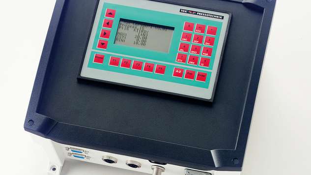zeigt das TOX®-Überwachungsgerät CEP 400 für die Kontrolle der Clinchprozesse 