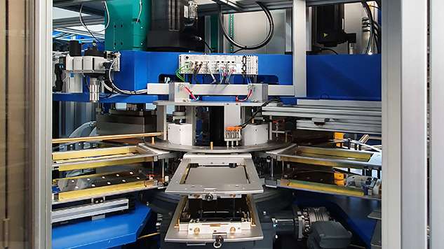 Die neue ZLSP-Anlage der Tiepner GmbH fertigt rund 2.000 Karten pro Stunde – jede exakt 85,60 Millimeter lang, 53,98 Millimeter breit und mit abgerundeten Ecken
